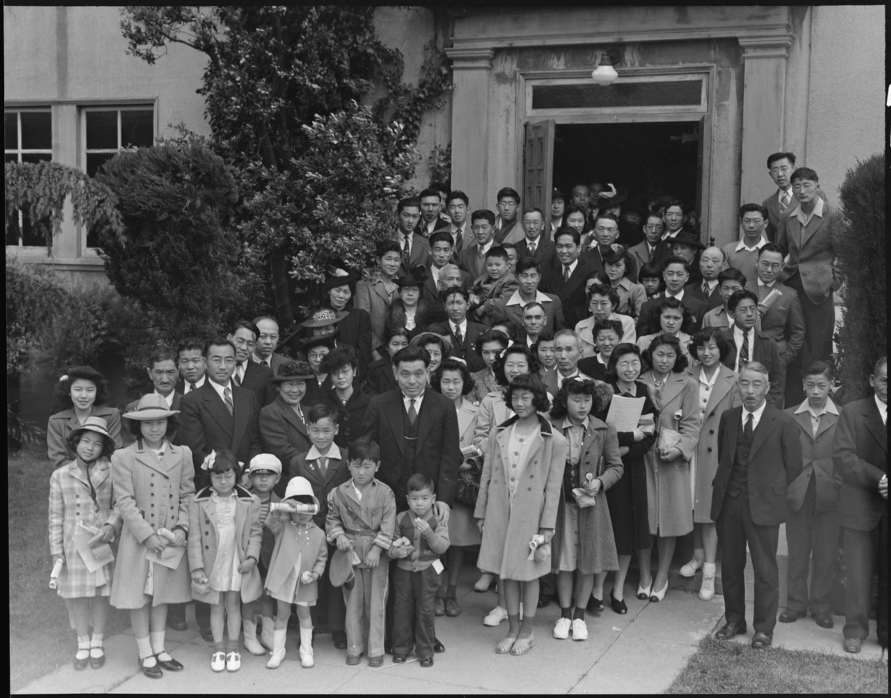 http://upload.wikimedia.org/wikipedia/commons/thumb/1/16/Oakland%2C_California._Members_of_the_Japanese_Independent_Congregational_Church_attend_Easter_servic_._._._-_NARA_-_536048.tif/lossy-page1-1280px-Oakland%2C_California._Members_of_the_Japanese_Independent_Congregational_Church_attend_Easter_servic_._._._-_NARA_-_536048.tif.jpg