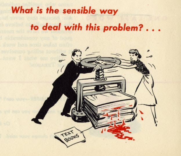 Excerto de uma peça de propaganda contra o perigo comunista nas escolas, nos EUA, em 1949, com um casal de pais esmagando livros didáticos em uma máquina de prensar - dos livros, escorre um líquido vermelho