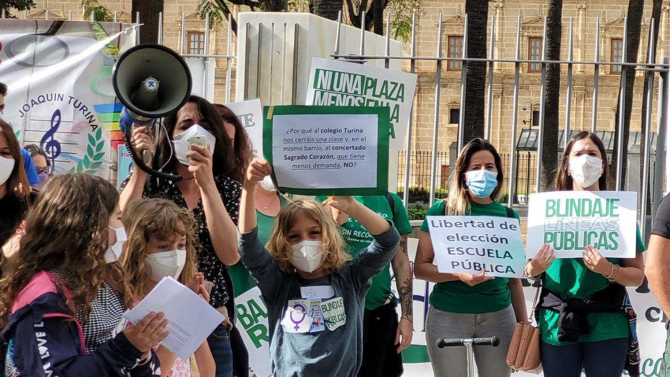 La comunidad educativa protesta en Sevilla contra el recorte de plazas públicas escolares en Andalucía