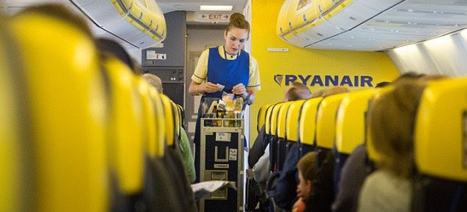 Ryanair: 100 προσλήψεις για προσωπικό καμπίνας σε Αθήνα, Θεσσαλονίκη, Χανιά