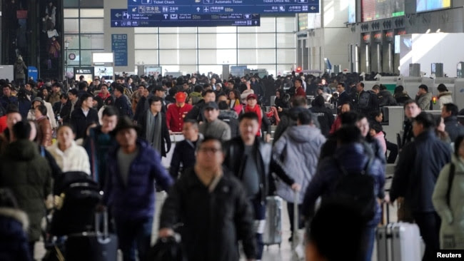 Hành khách đông đúc tại nhà ga Hồng Kiều ở thành phố Thượng Hải, Trung Quốc, vào những ngày cuối năm âm lịch.