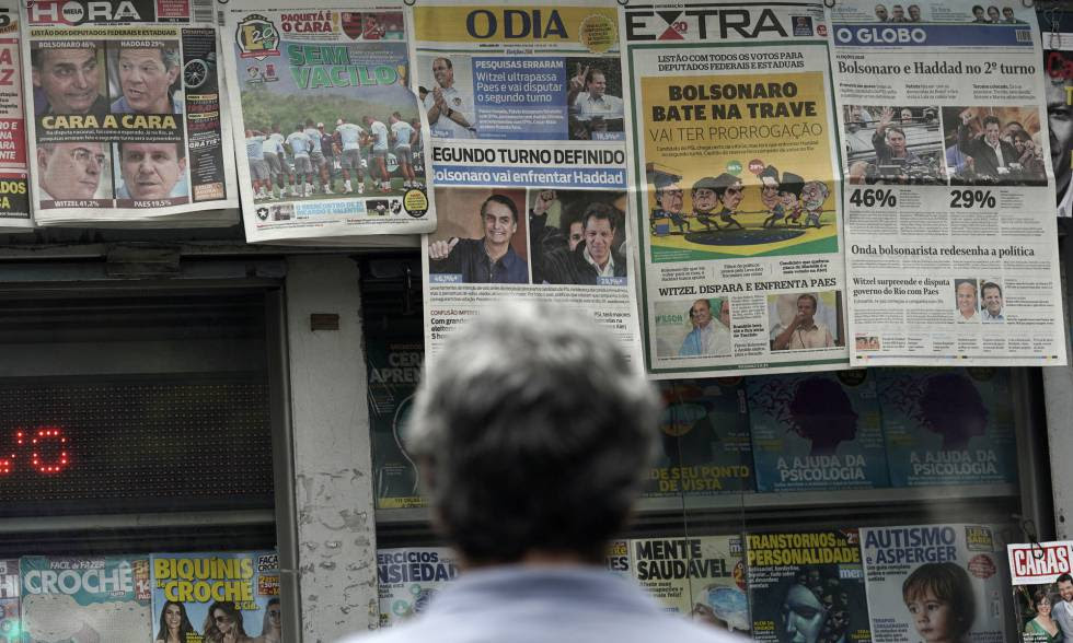 un ciudadano lee los titulares de los principales periódicos brasileños sobre los resultados de las elecciones presidenciales en Río de Janeiro el pasado 8 de octubre.