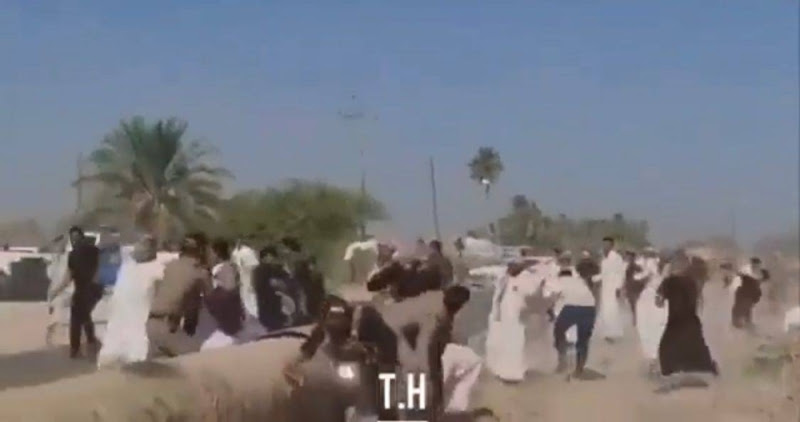 بالفيديو: عراقيون يهاجمون أفراد من الشرطة ويرشقونهم بالحجارة عندما حاولوا إزالة تجاوزات