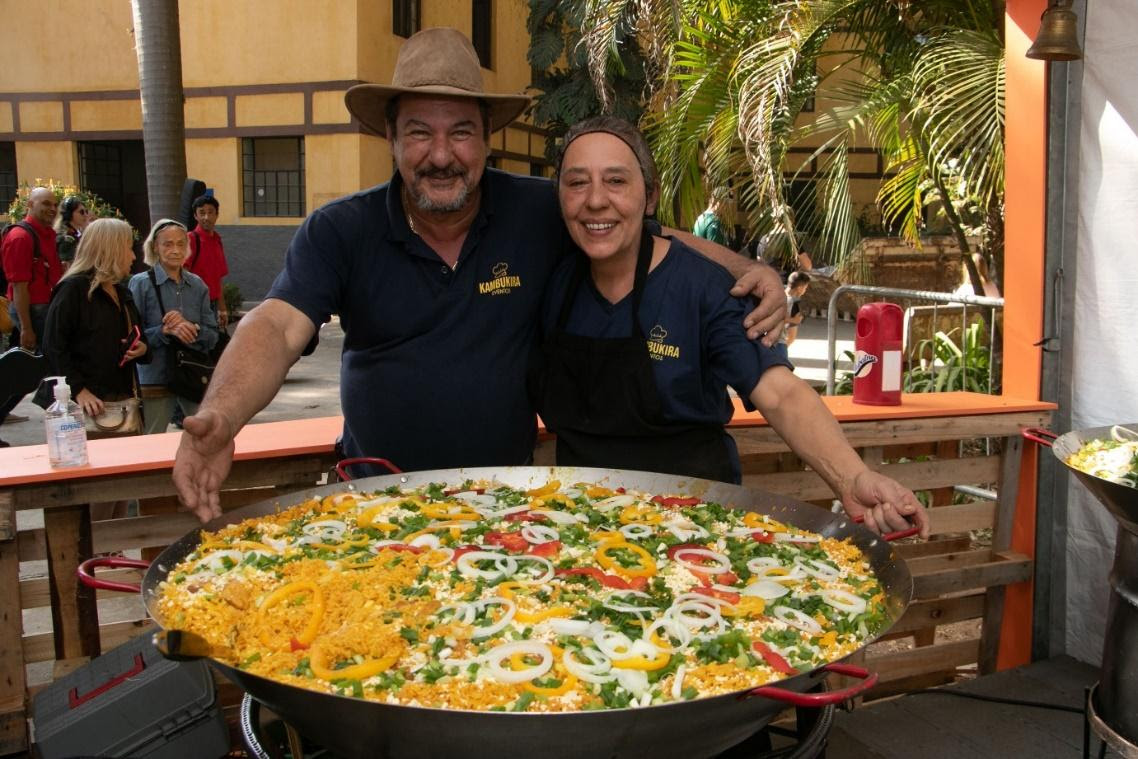 Pessoas cortando pizza
Descrição gerada automaticamente