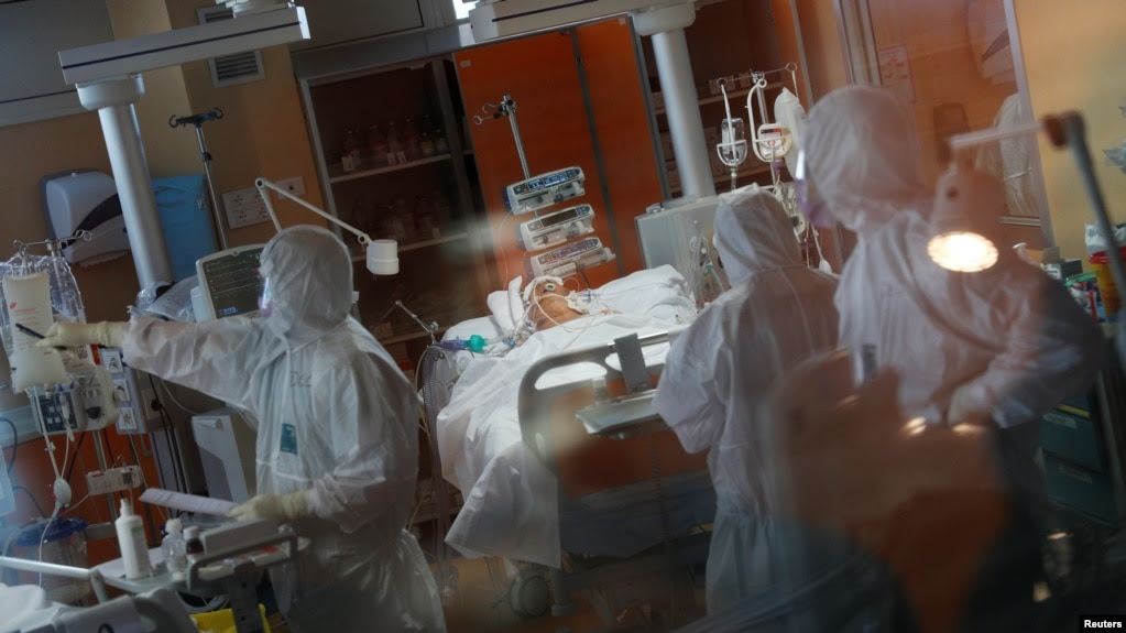 Y bác sĩ điều trị một bệnh nhân COVID-19 tại bệnh viện Casalpalocco, Rome, Ý, ngày 24/3/2020.