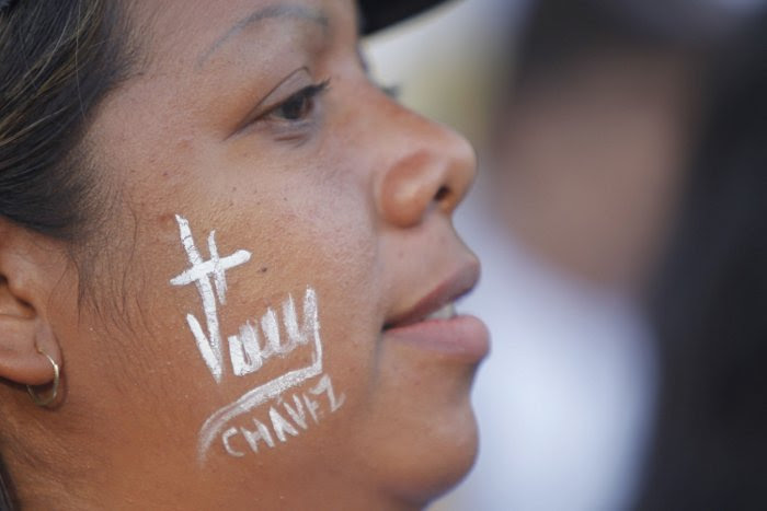 Mujer con la firma de Chávez en la cara
