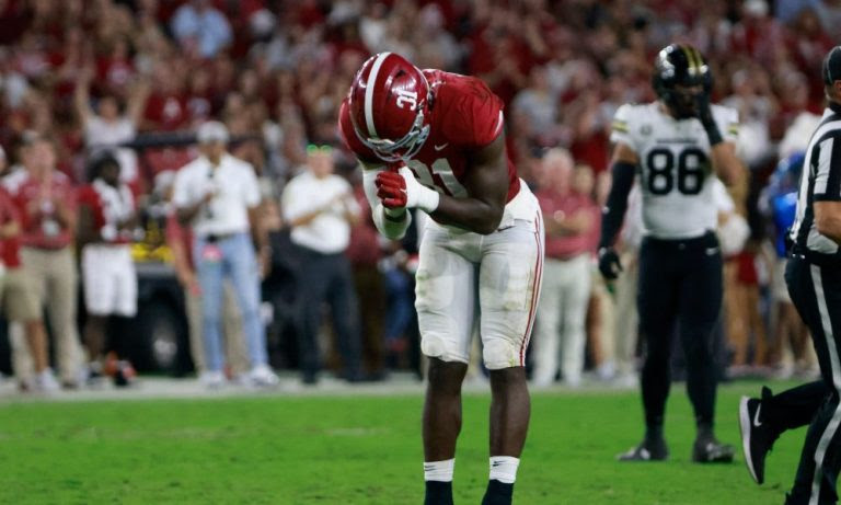 Will Anderson bows to the crowd against Vanderbilt