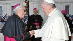 Papa Francesco e monsignor Michele Pennisi, vescovo di Monreale, che fa parte del nuovo 