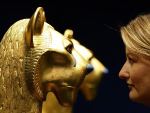 mulher-estatua-ouro