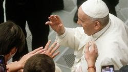 El Papa Francisco saluda a fieles durante una audiencia general