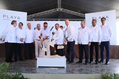 O presidente da Republica Dominicana, Danilo Medina, juntamente com Bruce Wardinski, CEO da Playa Hotels & Resorts, e Carlos Cabrera, vice-presidente de Operações All Inclusive da Hyatt, na cerimônia de início da construção do Hyatt Zilara e do Hyatt Ziva Cap Cana.