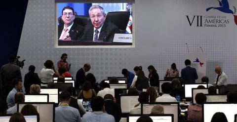 Periodistas escuchan el discurso del presidente de Cuba, Raúl Castro, en la sala de prensa durante la sesión plenaria de la VII Cumbre de jefes de Estado y de Gobierno de las Américas. EFE/Alejandro Ernesto