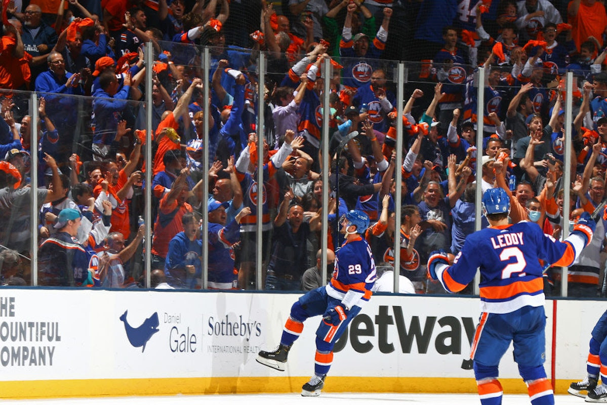 WATCH: Raucous New York Islanders Fans Sing The National Anthem