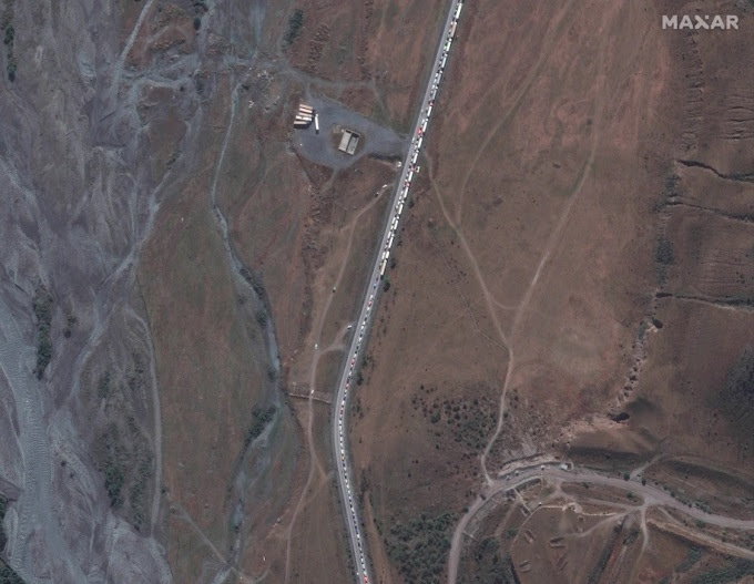 Ôtô và xe tải xếp hàng dài ở biên giới Nga với Gruzia hôm 26/9. Ảnh: Maxar.