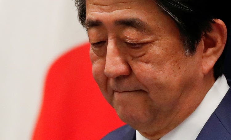 El primer ministro de Japón Shinzo Abe confirmó el aplazamiento de los Juegos Olímpicos (REUTERS/Issei Kato/File Photo)