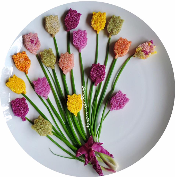 Phần lớn đĩa thức ăn của chị Hương được lấy cảm hứng từ các mùa trong năm. Mùa xuân tôi trang trí các loại hoa nhỏ, mùa đông thì theo phong cách phương Tây, còn mùa hè có thể pha trộn nhiều chi tiết, chị Nguyễn Hường cho biết. 