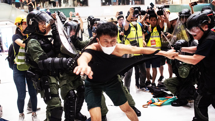 Cảnh sát Hồng Kông luôn đứng tuyến đầu chống lại người biểu tình, tận sức dùng vũ lực, ra đòn nặng nề đối với những thanh niên biểu tình vì hòa bình.