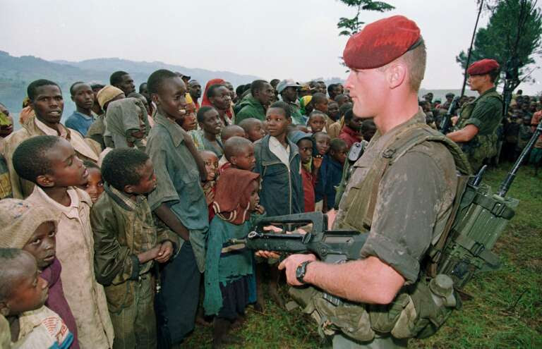 Deux soldats Français chargés de protéger des réfugiés tutsi montent la garde, le 30 avril 1994 au camp de Niashishi (Rwanda).