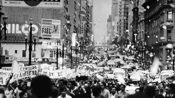 Manifestação de estudantes em São Paulo, em 1º de abril de 1968