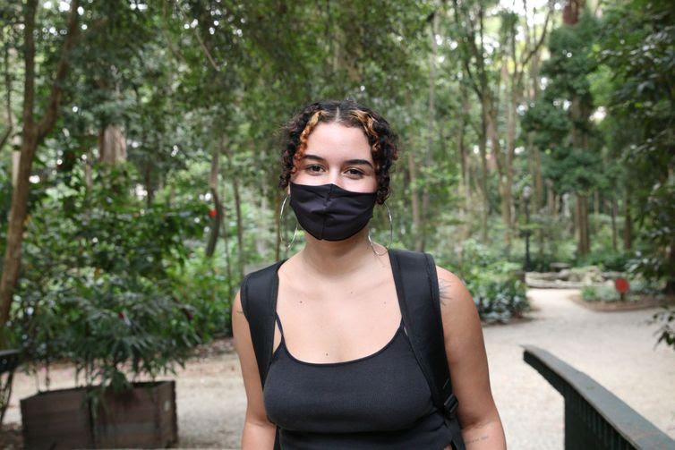Rovena Rosa/Agência Brasil Bárbara Gonçalves, 19 anos, fala sobre a liberação do uso da máscara em ambientes abertos, no Parque Trianon.