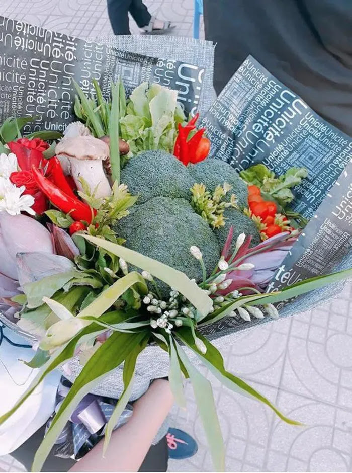 Một nhóm học sinh tặng cô giáo một món quà rất thiết thực: bó hoa rau củ, nhân ngày Nhà giáo Việt Nam. Nhìn vào bó hoa ai cũng đoán: Chắc chiều nay cô sẽ có một nồi lẩu ngon lắm đây!