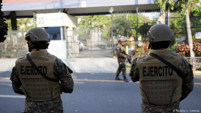 Foto de soldados salvadoreños en las afueras del Parlamento.