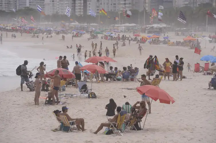 Tomaz Silva/Agência Brasil Rio de Janeiro tem primeiro fim de semana de praias liberas pela flexibilização da Prefeitura