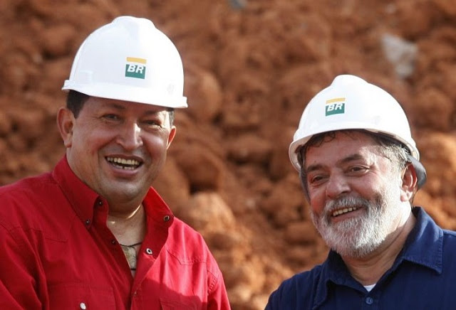 Chávez y Lula posan para la foto después de la firma del contrato entre las petroleras estatales Petrobras y PDVSA, en Recife, en 2005 (Foto: Jamil Bittar / Reuters)