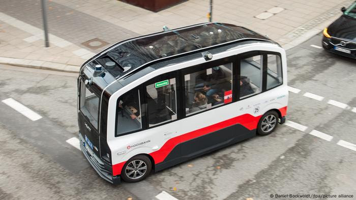 Ônibus de direção autônoma em rua de Hamburgo Ônibus de direção autônoma em rua de Hamburgo