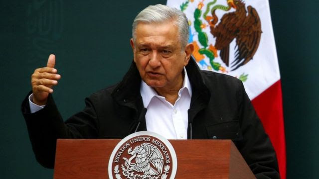 O presidente mexicano Andrés Manuel López Obrador fala em um púlpito