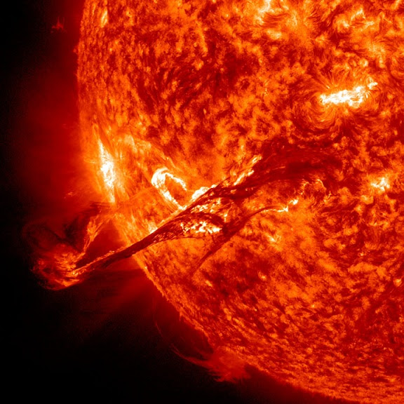 SOLAR STORM WARNING:  Giant Sun Plasma Sparks Solar Eruption & CME   Possible Intense Solar Storm Ahead