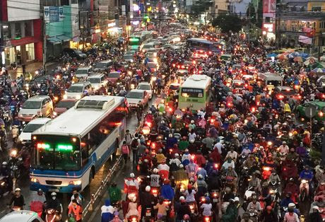 TPHCM: Ket xe khung khiep o cua ngo Sai Gon - Anh 2