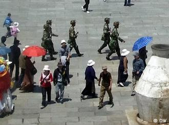 Aus Anlass des 60-jährigen Jubiläums der Eingliederung Tibets in die Volksrepublik China durch die chinesische Armee wurden die Sicherheitsvorkehrungen verschärft. Überall in Lhasa, Hauptstadt Tibets, ist zur Zeit Polizeipräsenz zu beobachten. Fotos aus Lhasa. Der Fotograf ist DW-Korrespondent Qin Ge.
