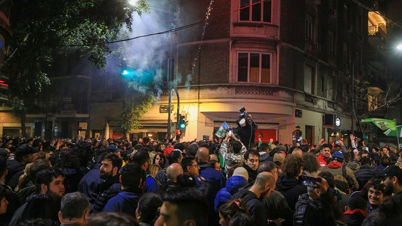 Militantes peronistas se reunen frente al domicilio de la vicepresidenta Cristina Kirchner para brindarle su apoyo.