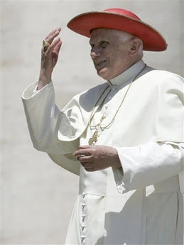 O Papa retoma o uso do saturno