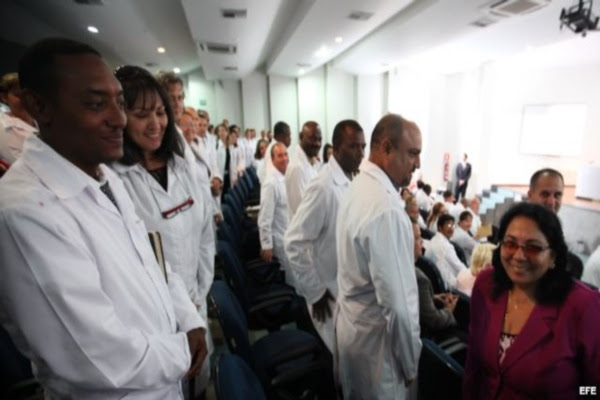 medicos cubanos con la ministra de salud de Brasil, Marcia Cobas, durante un entrenamiento en la Universidad de Brasilia