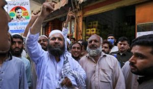 Pakistan: Thousands of Muslims hail man who murdered ‘blasphemer’ in court as ‘holy warrior’