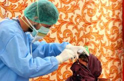 Pakistán, desesperado por el virus: mercado negro de plasma sanguíneo y hospitales desbordados