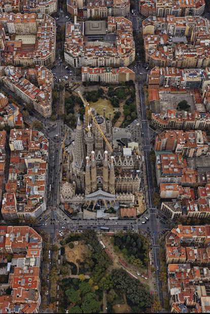 La Sagrada Familia de Barcelona encara el tramo final de su construcción, después de casi un siglo y medio en obras. La primera piedra se puso hace más de 140 años y, a falta de la que será la torre más alta, dedicada a Jesús, las que la rodean van tomando forma.