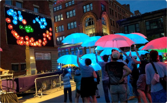 Audience creates illuminated umbrella performance with Pilobolus at PVDFest (photo by M. Cutler)