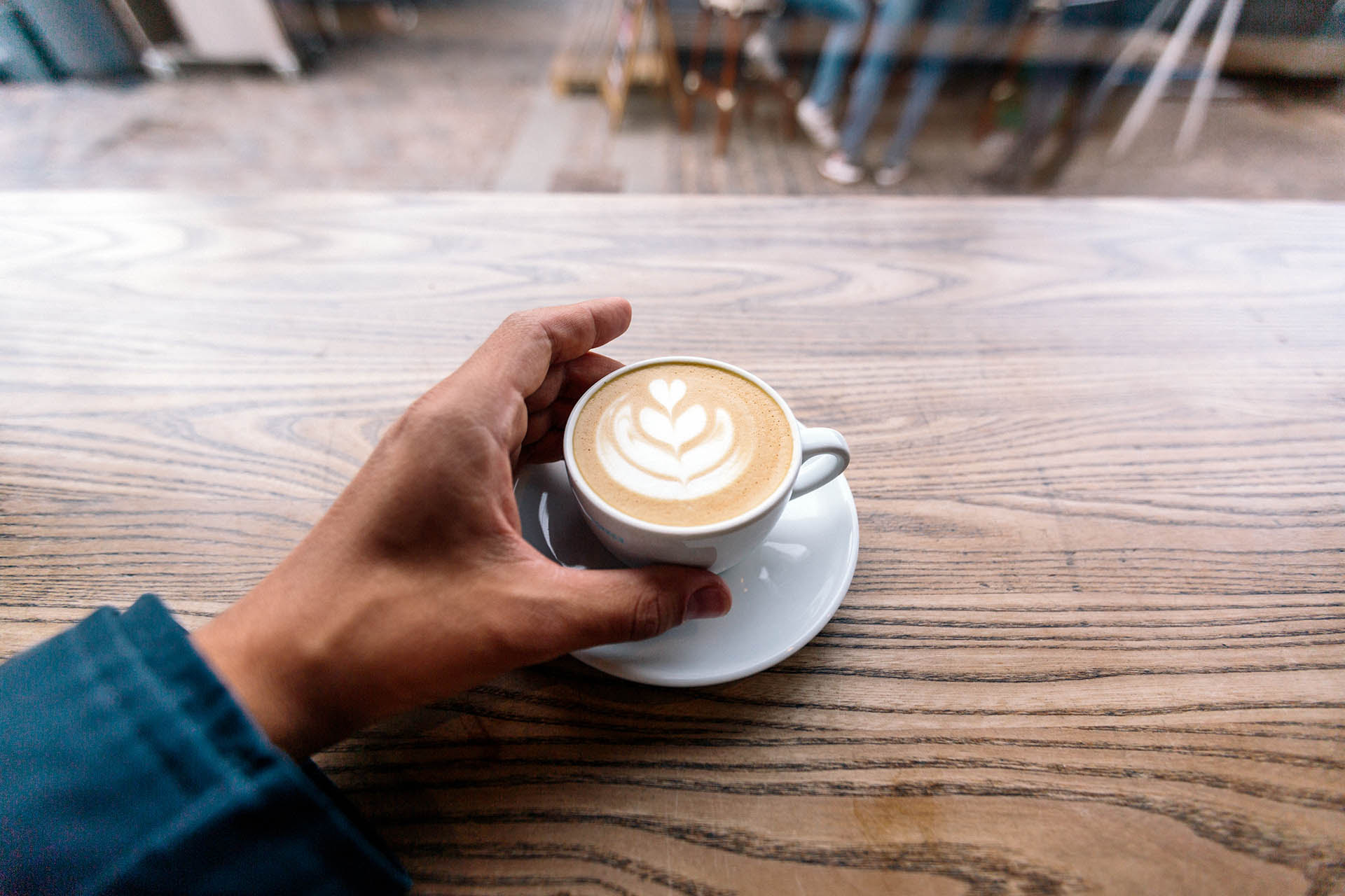 Pese a que puede ser un compañero de espera, el café no es la mejor opción antes de tomar un vuelo
(Getty Images)