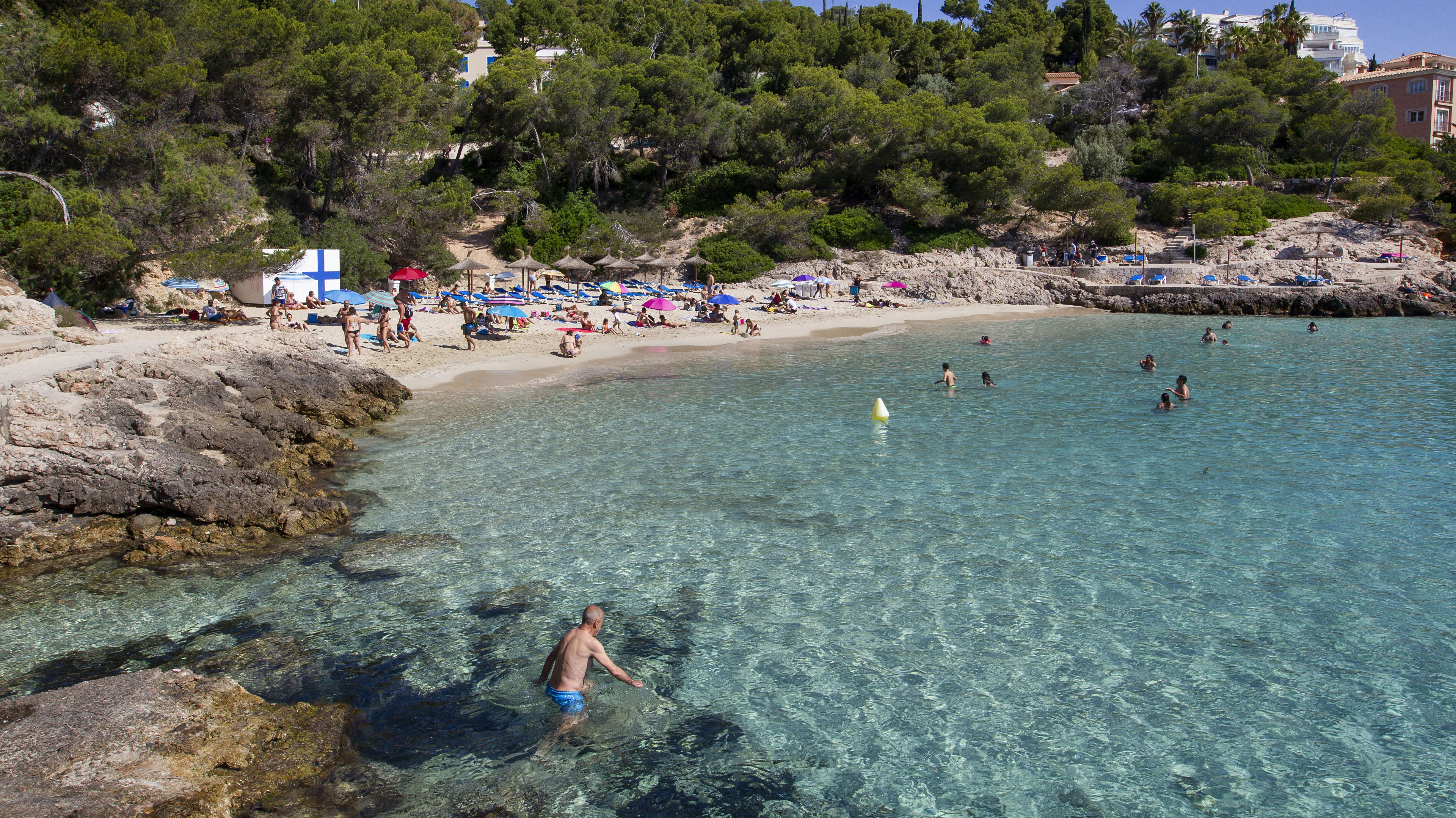 Los bañistas en la playa de Cala Comtesa de Mallorca. Los turistas alemanes podrán llegar desde la próxima semana.