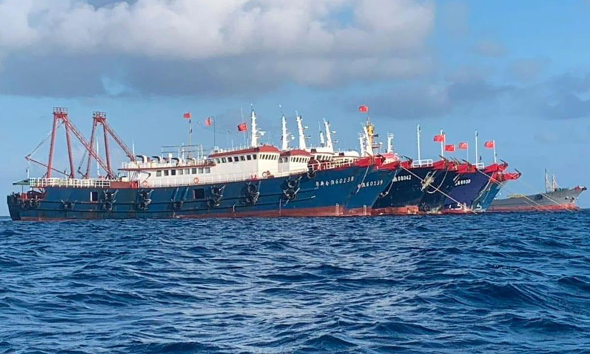 Tàu Trung Quốc neo đậu ở bãi Ba Đầu ngày 27/3/2021. Ảnh: AP.