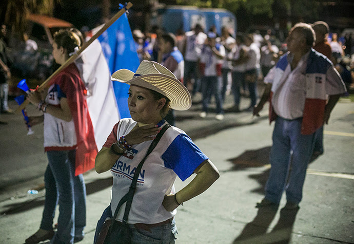 Supporters of Salvadorean presidential candidate for the National Republican Alliance party, Norman Quijano wait for the voting results during the presidential election run-off in San Salvador, on March 9, 2014 (AFP Photo / Inti Ocon)