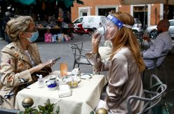 Primer día de la gran reapertura en Italia: termómetro a la entrada del restaurante y libertad de movimiento