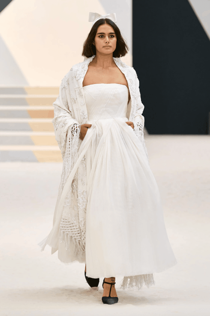 una modelo con un vestido blanco para chanel