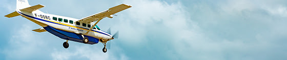 a large air plane flying in the sky