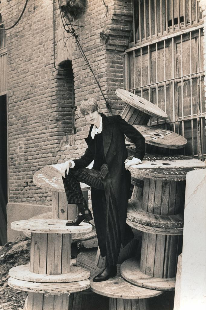 A lo largo de los años el estilo Verino se mantiene fiel a la calidad y lo atemporal. Arriba, foto del archivo fotográfico de TELVA donde la modelo posa con abrigo entallado de corte masculino.