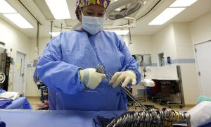 Una enfermera prepara una sala de quirófano en el Centro Médico de la Universidad de Mississippi en Jackson, Mississippi. Imagen de archivo. | Reuters