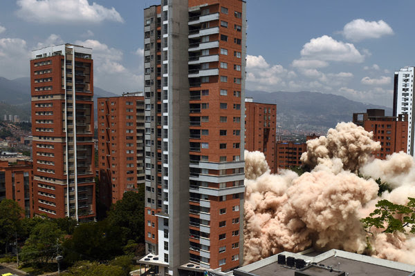 El viernes se demolió el edificio Mónaco, la antigua torre de departamentos donde vivió Pablo Escobar en Medellín.